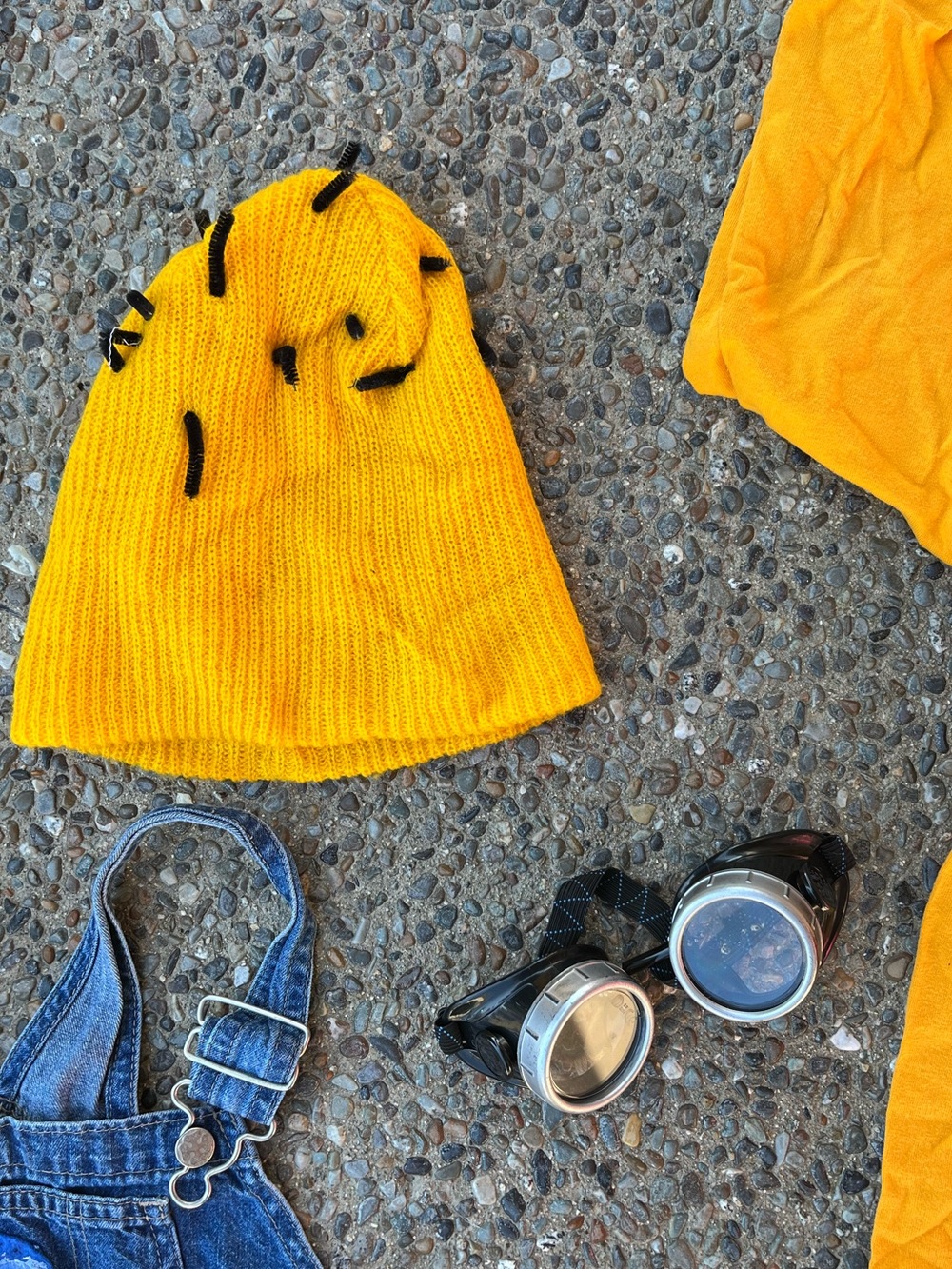 Kids Minion Costume 4 Pieces: Yellow Shirt, Oshkosh Overalls-Sz 6, Hat & Goggles - Picture 7 of 9